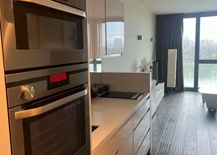 Elite River View Apartment *